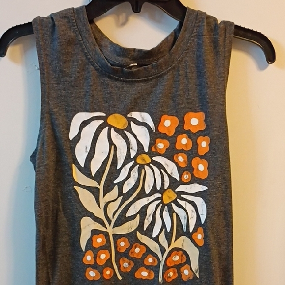 Floral Graphic Sleeveless Top - Picture 2 of 3